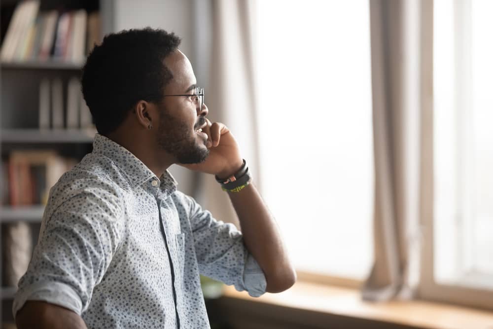 homme contactant le service client d'une marque par téléphone